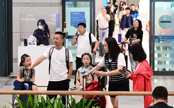 中国人観光客が仁川国際空港第1ターミナルを通じて入国する様子。［写真 空港写真記者団］