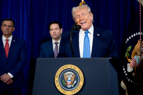 ドナルド・トランプ米国大統領が3日（現地時間）、ベネズエラのニコラス・マドゥロ大統領に対する逮捕作戦直後、米国への移送について説明している。［EPA＝聯合ニュース］