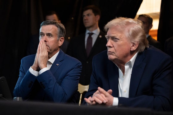3日（現地時間）、トランプ米国大統領がラトクリフCIA長官とともに「断固たる決意」作戦を見守っている。［AP＝聯合ニュース］