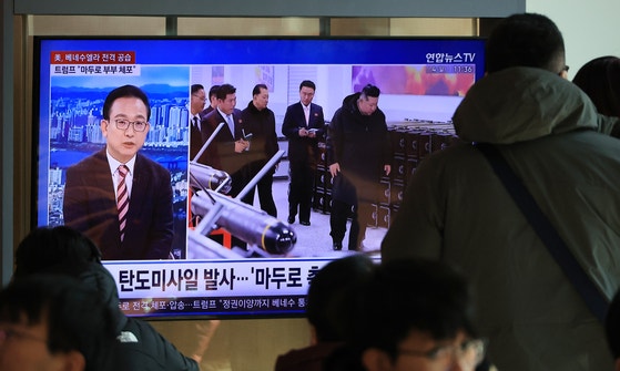 合同参謀本部は4日午前、北朝鮮が東海上に弾道ミサイル数発を発射したと発表した。ソウル駅で市民が関連ニュースを視聴している。 ［聯合ニュース］