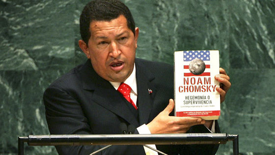2006年の国連総会でベネズエラのチャベス大統領（当時）が米国の進歩性向言語学者ノーム・チョムスキーが書いた『覇権か、生存か　アメリカの世界戦略と人類の未来』を見せながら演説している。［中央フォト］