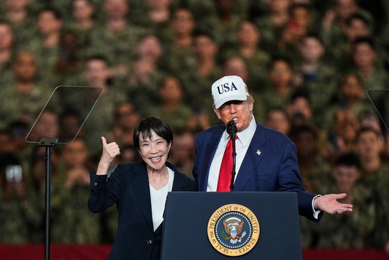 昨年10月、日本を訪れたドナルド・トランプ米国大統領と高市早苗首相が米海軍基地を共に訪問した。AP＝聯合ニュース