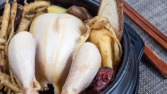 韓国の鶏肉料理「参鶏湯（サムゲタン）」の資料写真。※記事とは直接関係ありません。聯合ニュース
