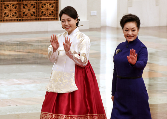 韓中のファーストレディ、金恵景（キム・ヘギョン）夫人と彭麗媛夫人が5日午後、北京の人民大会堂・北大庁で開かれた公式歓迎式に入場しながら、こども歓迎団に手を振っている。チョン・ミンギュ記者