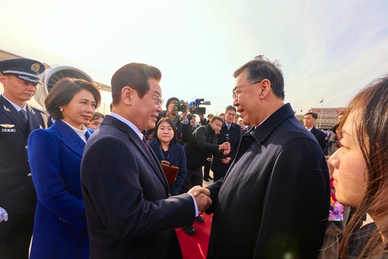 中国を国賓訪問する李在明（イ・ジェミョン）大統領が4日、北京首都空港で陰和俊科学技術部長（長官級）と握手している。 共同取材