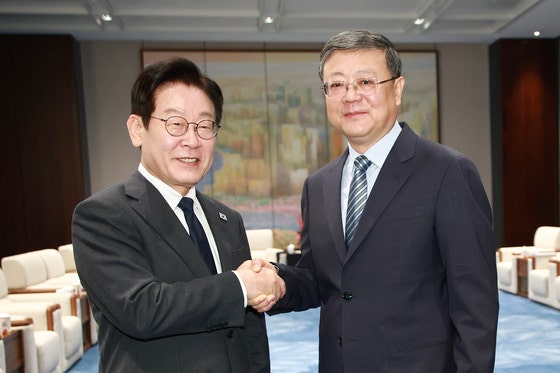 中国を国賓訪問中の李在明大統領が6日、上海世界会客庁で開かれた夕食会に出席し、陳吉寧上海党書記とあいさつしている。 チョン・ミンギュ記者
