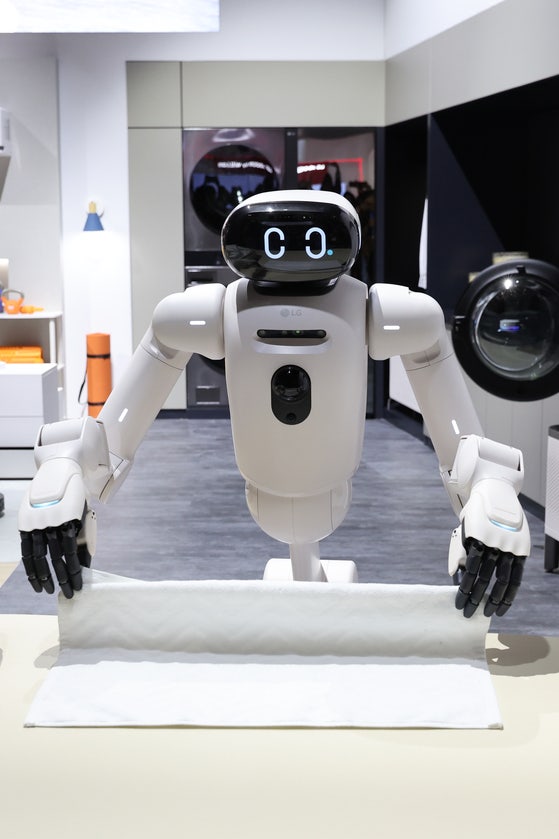 LGエレクトロニクスがCES2026開幕に先立ち公開したホームロボット「クロイド」がタオルをたたんでいる。［写真 聯合ニュース］