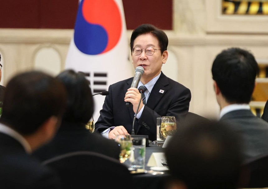 中国を国賓訪問中の韓国の李在明（イ・ジェミョン）大統領が7日、上海市内のホテルで開かれた訪問記者団との昼食懇談会で発言している。聯合ニュース