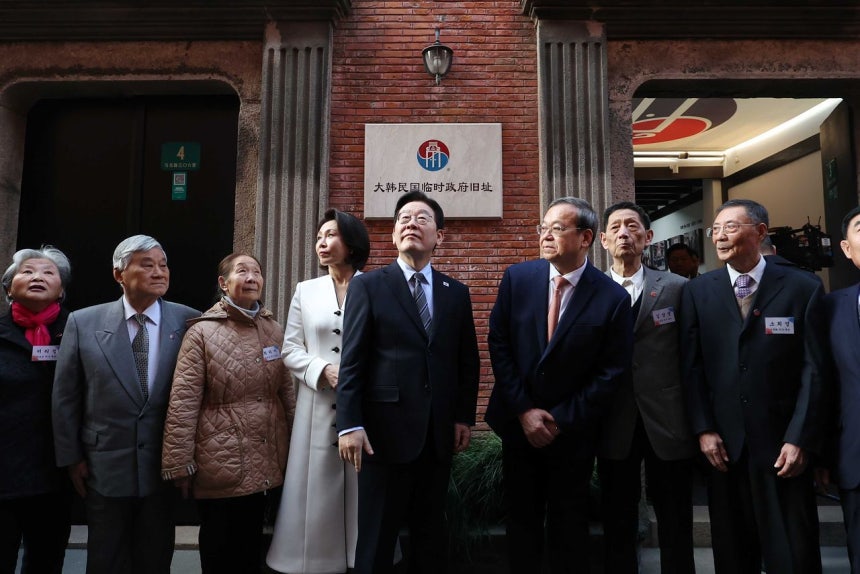 韓国の李在明（イ・ジェミョン）大統領が7日午後、中国上海の「大韓民国臨時政府庁舎建立100周年記念式典」で、独立有功者の遺族とともに記念撮影に臨んでいる。チョン・ミンギュ記者