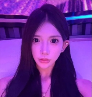 中国の20代女性インフルエンサーの呉さんが、カンボジアでホームレス生活をしていたところを発見された。［写真 SNS キャプチャー］