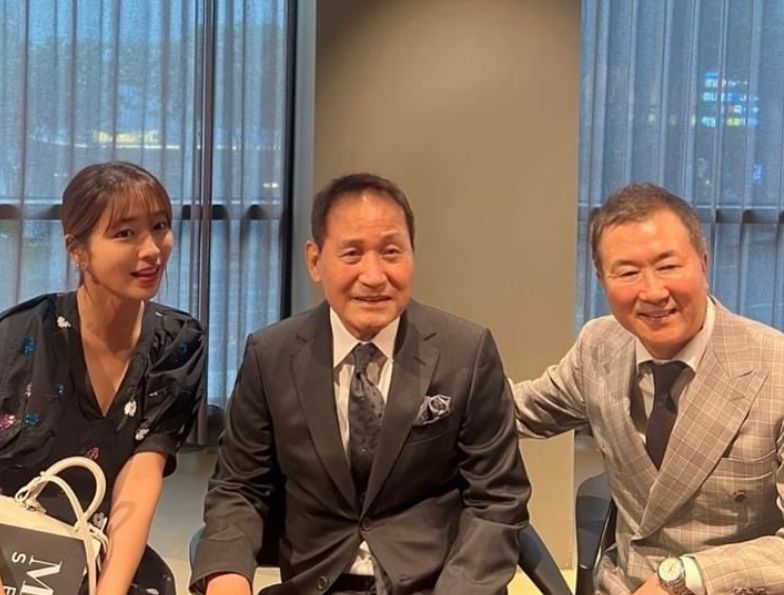   イ・ミンジョンが投稿した、故アン・ソンギさんと共に写った過去の写真［インスタグラム　キャプチャー］