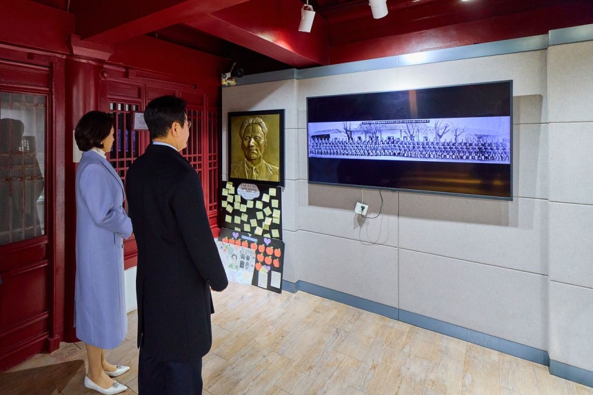李在明大統領と金恵景夫人が7日に中国・上海の魯迅公園を訪問し、尹奉吉義士関連の展示物を見ている。［写真 青瓦台］