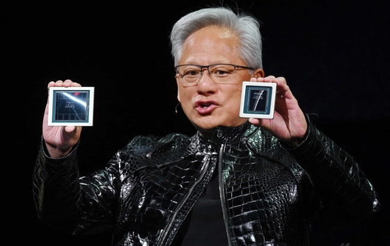 エヌビディア（NVIDIA）のジェンスン・フアンCEOが5日（現地時間）、米国ネバダ州ラスベガスのフォンテーヌブローホテルで開かれた「NVIDIA CES 2026」で、次世代GPU「ベラ・ルービン」を披露している。 ニュース1