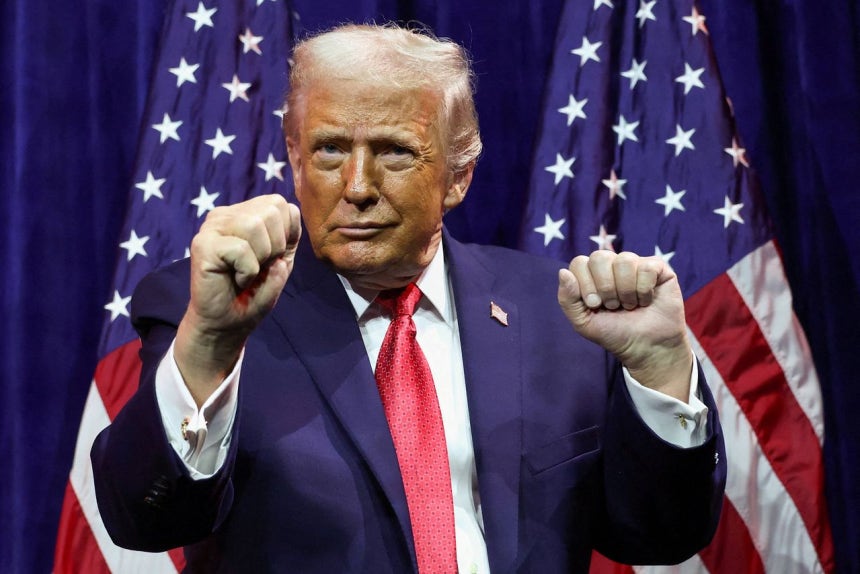 トランプ米大統領が6日（現地時間）、ワシントン「トランプ－ケネディセンター」で開催された共和党下院修練会で演説中にダンスの動作を見せている。トランプ大統領はこの日の演説で「中間選挙で敗れれば私は弾劾されるはず」と述べた。 ［ロイター＝聯合ニュース］