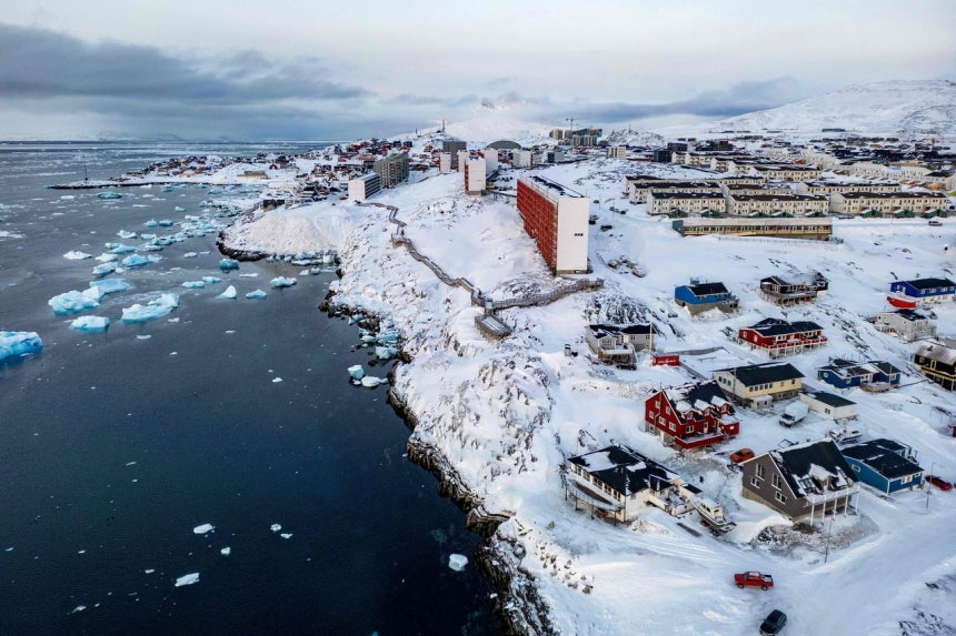 グリーンランド・ヌークの建物が雪に覆われている様子。 AFP＝連合ニュース