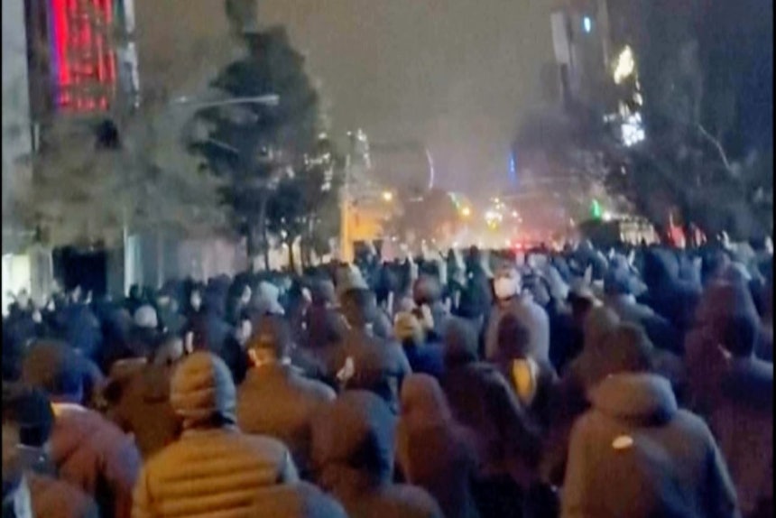 イランでソーシャルメディア上に拡散された映像の一場面。抗議デモの参加者が再びテヘランの街に繰り出し、抗議活動を行っている。［AP＝聯合ニュース］