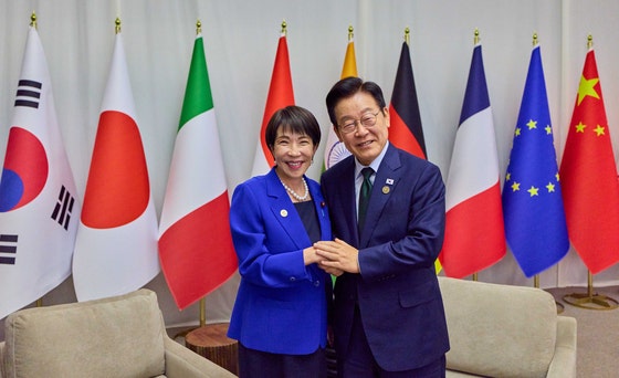 李在明大統領が昨年11月に南アフリカで開かれた主要20カ国（G20）首脳会議で高市早苗首相と会談している。［写真 韓国大統領室写真記者団］