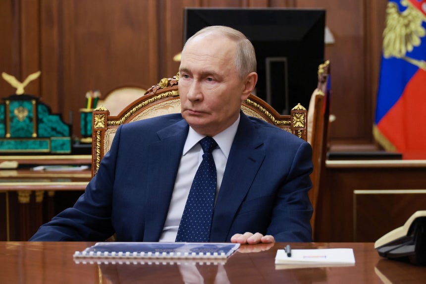 ロシアのプーチン大統領が12日、モスクワの大統領府でマントゥロフ第１副首相と会談している。［写真 ロイター＝聯合ニュース］