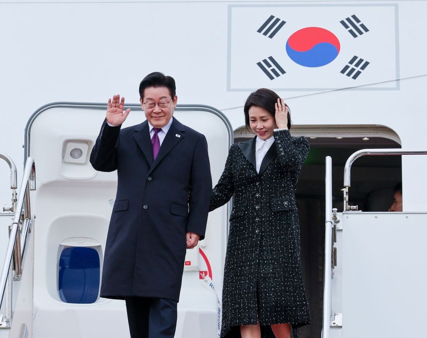 韓日首脳会談に向け日本の奈良を訪問する李在明大統領と金恵景夫人が13日、ソウル空港で空軍1号機に乗り込み歓送客にあいさつしている。［写真 聯合ニュース］