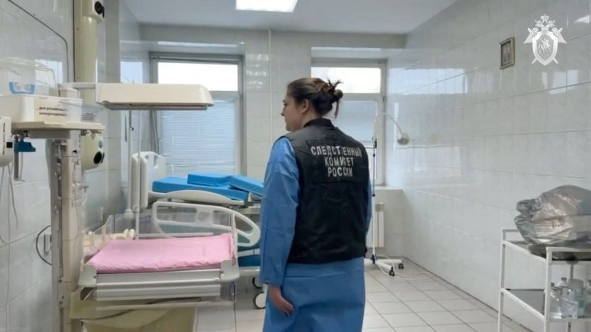 新生児9人が死亡した産婦人科の分娩室を調査する捜査官。ロイター・ロシア連邦捜査委員会、聯合ニュース