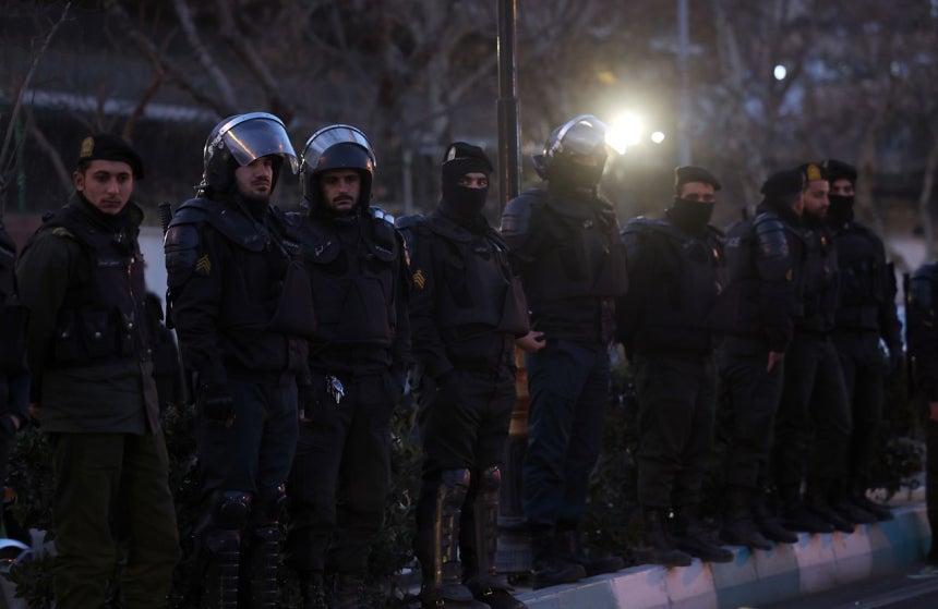 14日、イランの首都テヘランで、警察が警戒に当たっている様子。［EPA＝聯合ニュース］