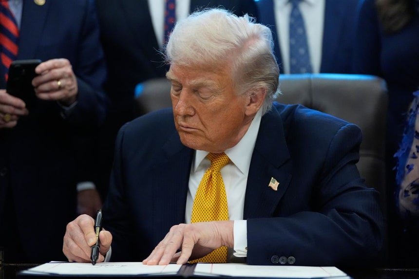 トランプ米大統領が14日、ホワイトハウスで全国の学校給食に牛乳を再び含める法案に署名している。［写真 AP＝聯合ニュース］