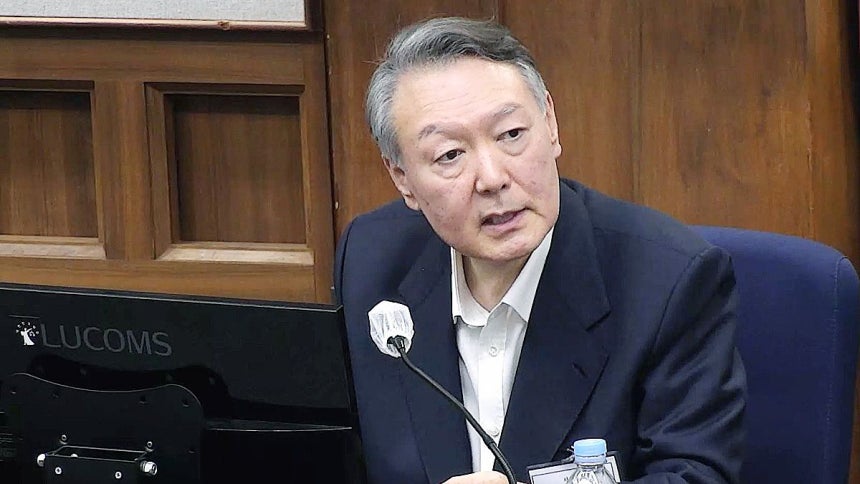 尹錫悦（ユン・ソクヨル）前大統領は13日、内乱首謀容疑1審結審公判で国政まひ事態を解消するために非常戒厳を宣言したと主張した。しかし内乱特検チームは尹前大統領が非常戒厳を宣言するため意図的に国政まひ事態を誘導したと疑っている。 ［聯合ニュース］