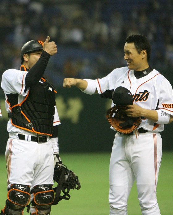 2006年に読売で共にプレーした阿部慎之助（右）と李承燁 中央フォト