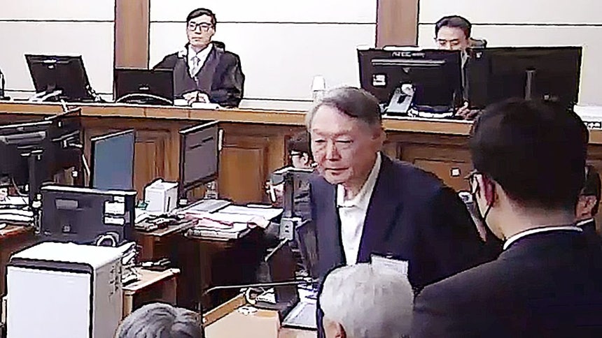 尹錫悦（ユン・ソクヨル）前大統領が16日、ソウル中央地裁で開かれた逮捕状執行妨害と国務委員審議権侵害など容疑の1審裁判で懲役5年を言い渡された後、退場している。 ［ソウル中央地方法院、ニュース1］