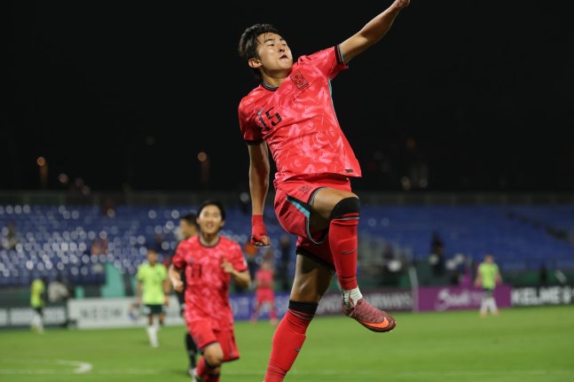 先制ゴールを決めて喜ぶ韓国のペク・ガオン。韓国は2－1で勝って4強入りした。［写真 KFA］