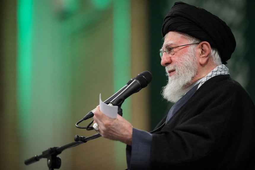 イラン最高指導者のアヤトラ・アリ・ハメネイ師が17日（現地時間）、イラン・テヘランで開かれた会議で発言している。［ロイター＝聯合ニュース］