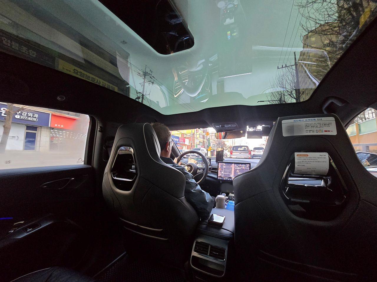   タクシーとして出庫されたBYDの中型電気セダンの内部。イ・スジョン記者