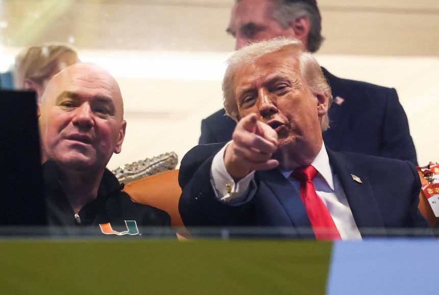 トランプ大統領（右）が19日にフロリダ州マイアミで開かれた大学アメリカンフットボール決勝戦を観覧している。［写真 ロイター＝聯合ニュース］