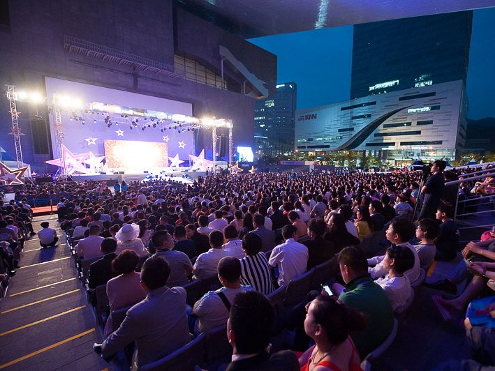 2014年に韓国で開かれた中国アムウェイの企業会議の様子。2014年には約1万3000人の中国アムウェイの役職員と会員が来韓した。［韓国観光公社］