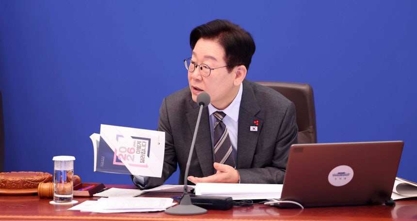 李在明大統領が20日午前、青瓦台本館で開かれた国務会議で政策資料集「2026年からこのように変わります」を見ながら発言している。 チョン・ミンギュ記者