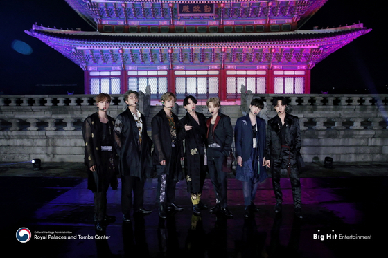 景福宮（キョンボックン）の勤政殿（クンジョンジョン）でポーズをとるBTSのメンバーたち。［写真 韓国文化財庁宮陵遺跡本部］