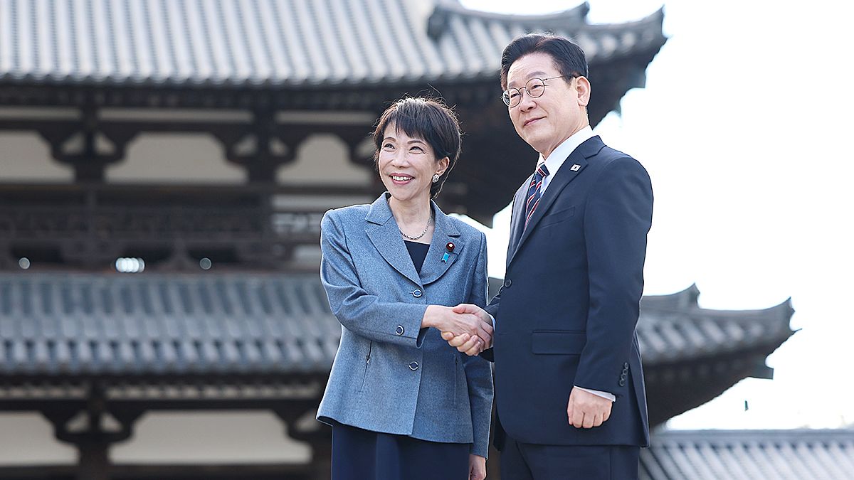 韓国の李在明（イ・ジェミョン）大統領と高市早苗首相が今月14日、奈良県の代表的な文化遺跡である法隆寺で記念撮影を行っている。聯合ニュース
