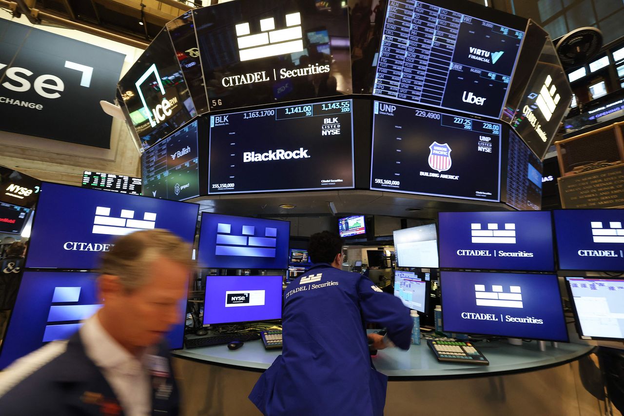 20日（現地時間）、米ニューヨーク証券取引所（NYSE）でトレーダーらが取引を行っている。AFP＝聯合ニュース