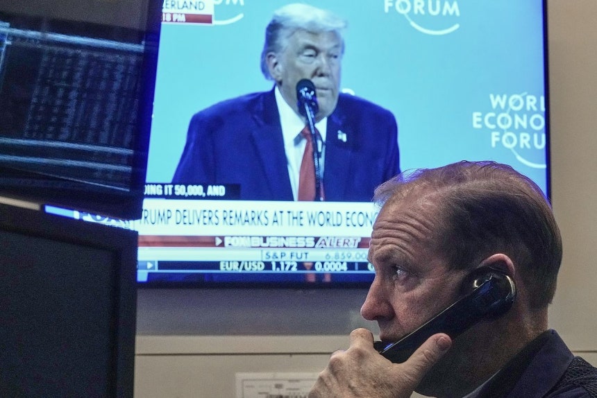  21日、トランプ大統領がダボスフォーラムで演説する中、ニューヨーク証券取引所でトレーダーが業務を行っている。［写真 AP＝聯合ニュース］