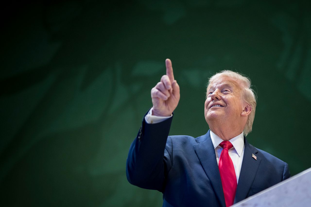ドナルド・トランプ米大統領が21日（現地時間）、スイス・ダボスで開かれた世界経済フォーラム（WEF）第56回年次総会で特別演説を終えた後、廊下でジェスチャーを取っている。［EPA＝聯合ニュース］