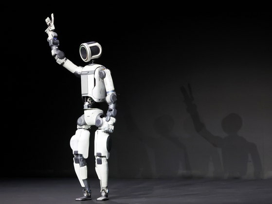 米国で5日（現地時間）に開かれた「CES2026」開幕前の行事で次世代電動式アトラス試作品が手を挙げてあいさつしている。 ［聯合ニュース］