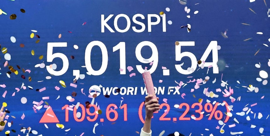 22日、ソウル中区（チュング）のウリ銀行本店ディーリングルームの電光掲示板に、KOSPI指数が取引時間中に5000を突破する様子が表示されている。［聯合ニュース］