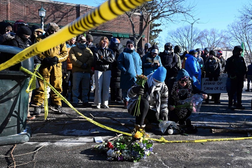 24日に米ミネソタ州ミネアポリスで移民関税執行局の要員の銃撃により死亡した男性を市民が事故現場で追悼している。［写真 AFP＝聯合ニュース］