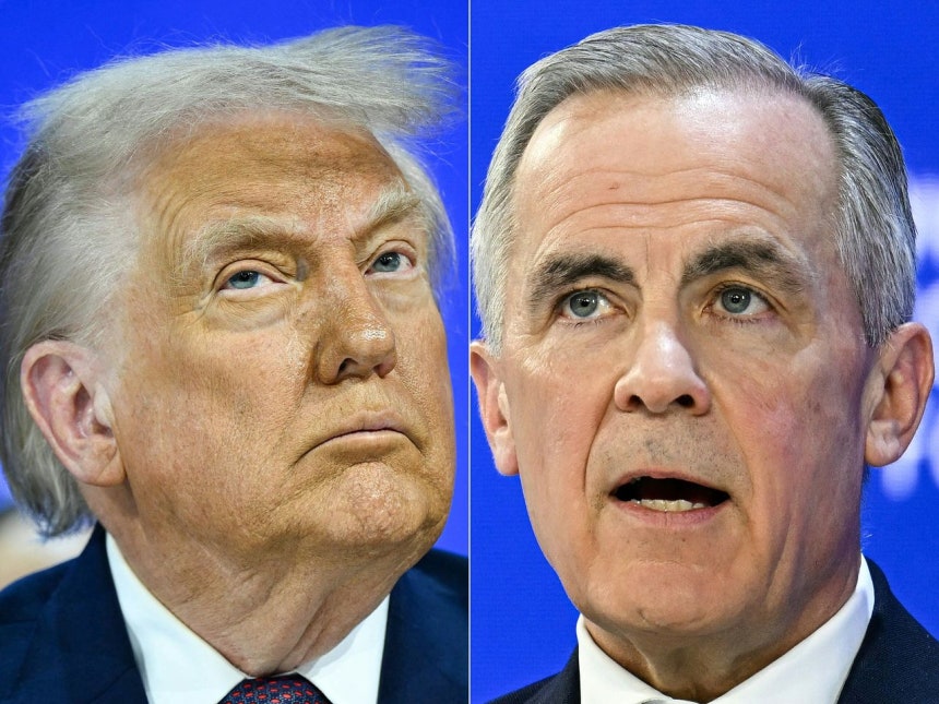 トランプ米大統領（左）とカナダのカーニー首相。［写真 AFP＝聯合ニュース］