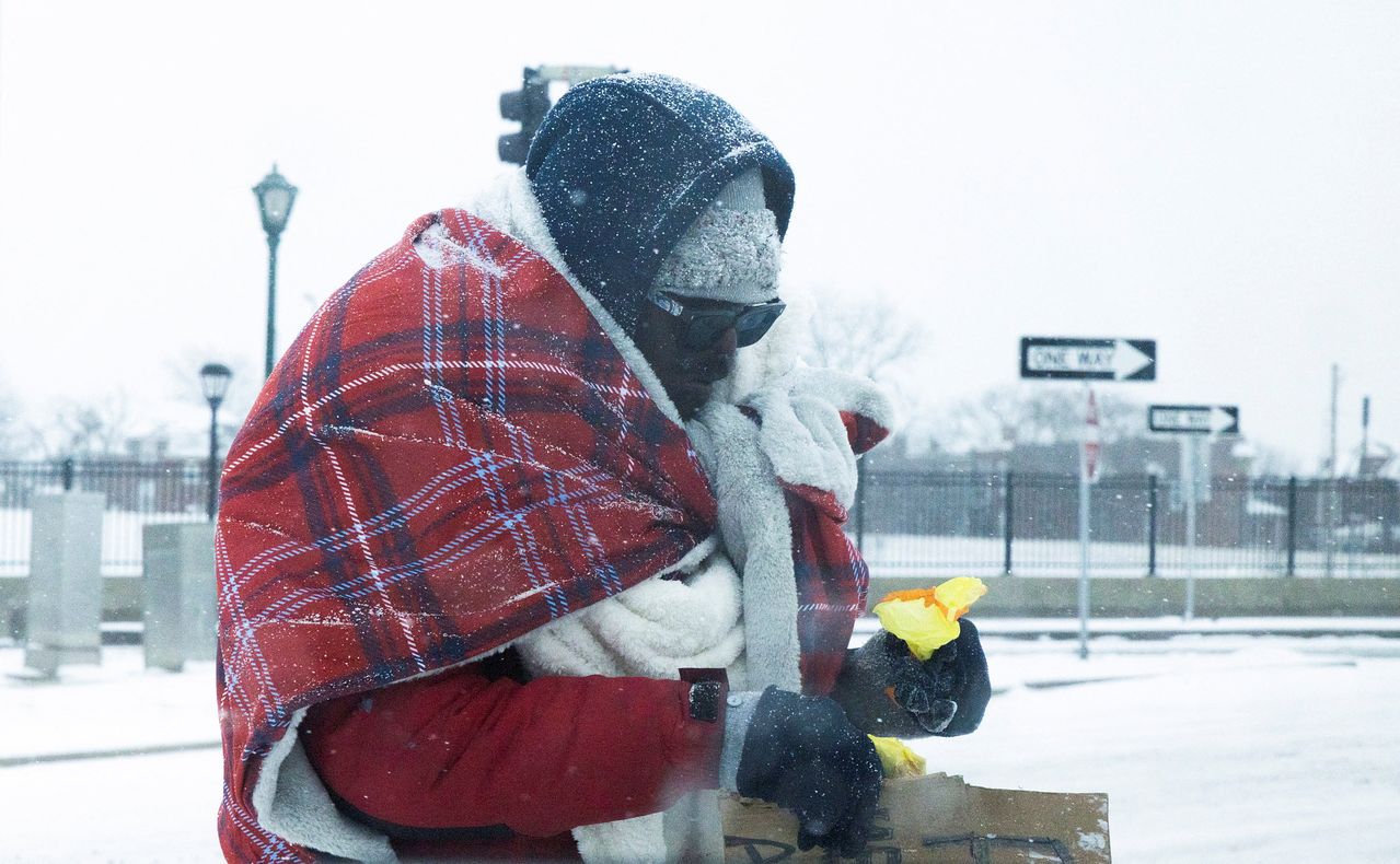 24日吹雪に見舞われた米ミズーリ州セントルイスで通行人が服を何枚も着ている。［写真 ロイター＝聯合ニュース］