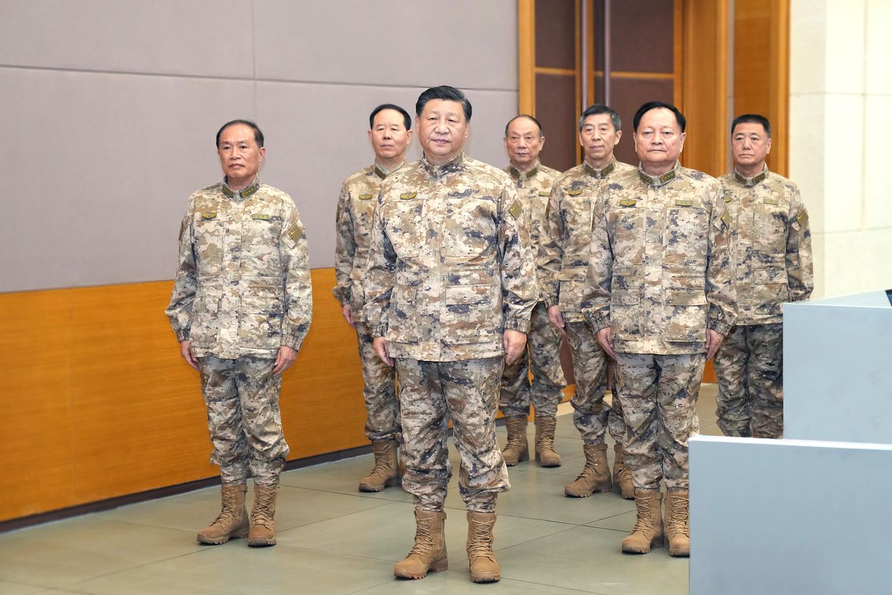   統合参謀部指揮センターを視察する中国共産党中央軍事委員会の7人。［写真 新華社通信］