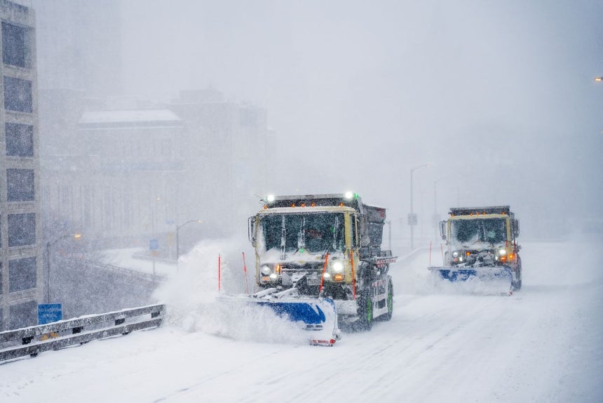 現地時間25日、米国ニューヨーク州ニューヨーク市ブルックリン区で、冬の嵐の中で除雪車が道路の雪かきをしている。同市には嵐に対する警報が発令中で、気象予報士は1月25日に10～14インチ（約25～35センチ）の積雪があると予測している。EPA＝聯合ニュース
