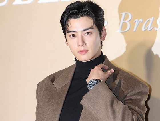 歌手で俳優のチャ・ウヌが2024年11月にスイスの高級時計ブランド、オーデマ・ピゲの行事に参加しポーズを取っている。［写真 ニュース1］