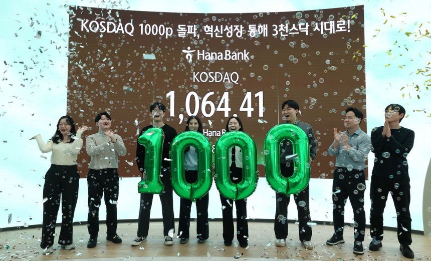 26日、ソウルのハナ銀行ディーリングルームで行員が記念行事をしている。この日KOSDAQは前営業日より7．09％上がった1064．41で取引を終えた。KOSPIは前営業日より0．81％下落の4949．59となった。キム・ギョンロク記者