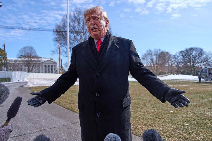 ドナルド・トランプ米大統領が27日（現地時間）、ワシントンD．C．のホワイトハウス前の芝生で取材陣と会話している。AP＝聯合ニュース